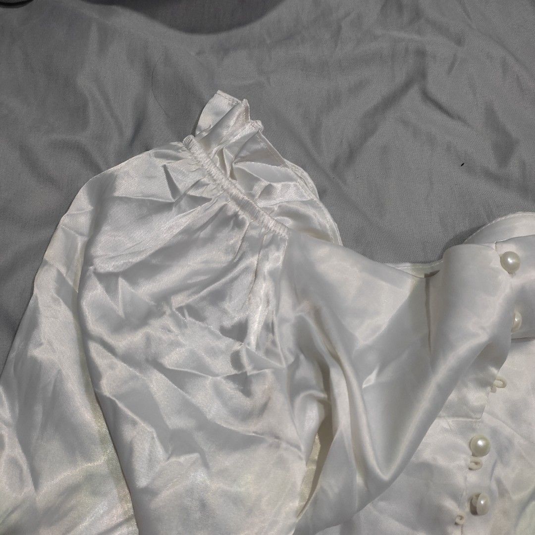 White Satin Korean Long Sleeve Top (Category: Longsleeves) located in Paranaque City. Submitted by _____j.97 (Listing ID 1357705200, Image 3). Description: — used once! and natambak na lang hehe — satin yung tela but hindi mainit suotin — no flaws and when worn — size S-Semi Large — LAST PRICE — mop: gcash — mod: jnt/lalamove thanks!!.