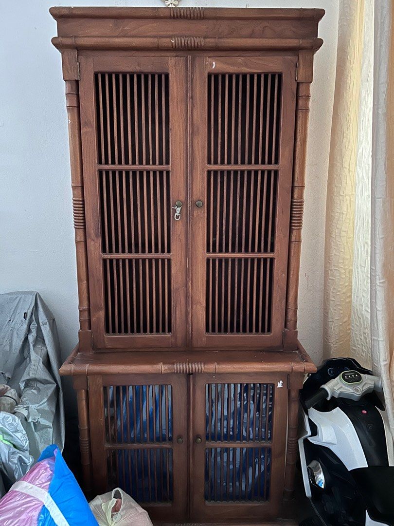 Almari Jati (Category: Shelves, Cabinets & Racks) located in Kuala Lumpur. Submitted by zabidiamarudin (Listing ID 1357913345, Image 1). Description: Kayu Jati Condition sgt elok Tujuan jual sbb nk clear rumah shj Offer sy harga menarik (rm2 bukan harga nya) Sesuai letak buku & barang2 sbb byk para.