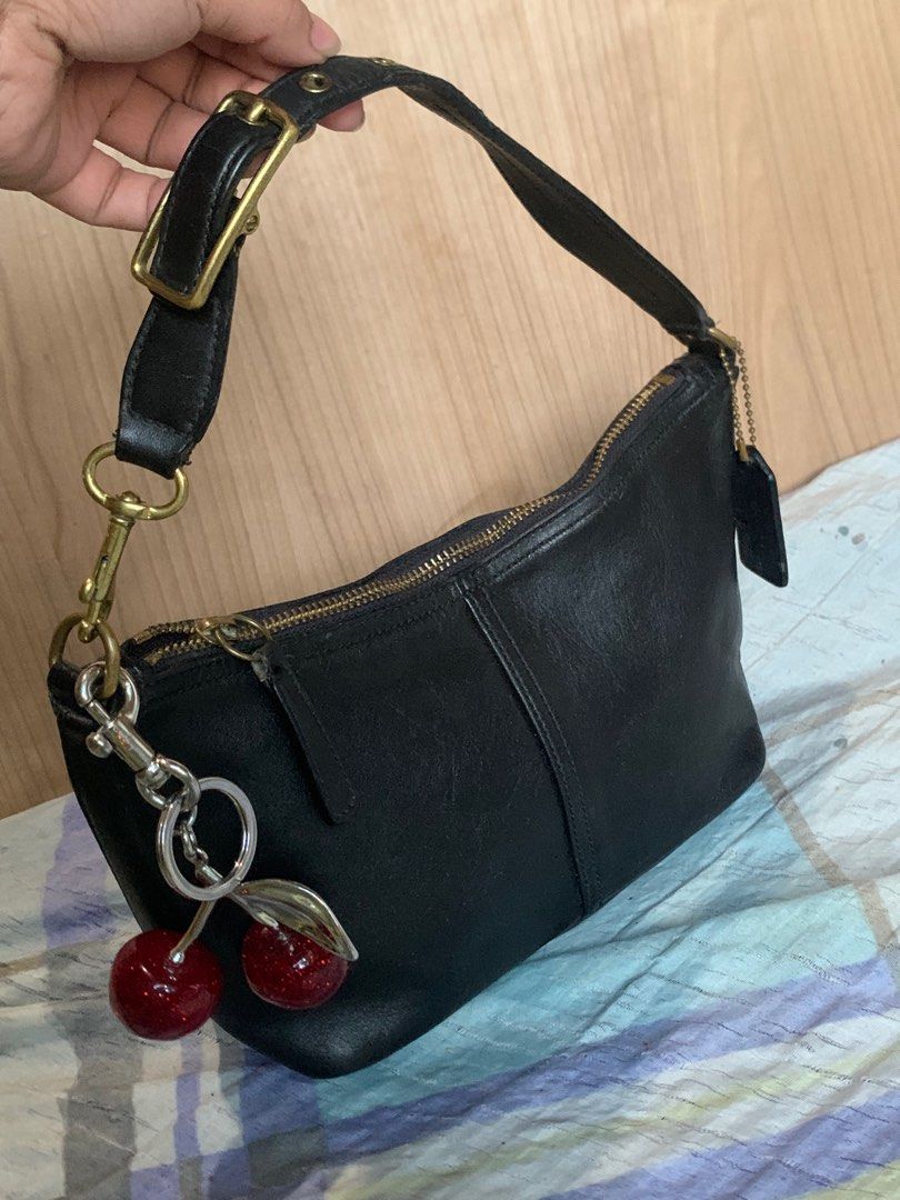 Coach Vintage Legacy Bag (Category: Luxury Bags & Wallets) located in Compostela. Submitted by vixenvixx (Listing ID 1357878389, Image 3). Description: Authentic Coach Bag with creed and naka ykk zipper and hangtag this is a vintage bag .