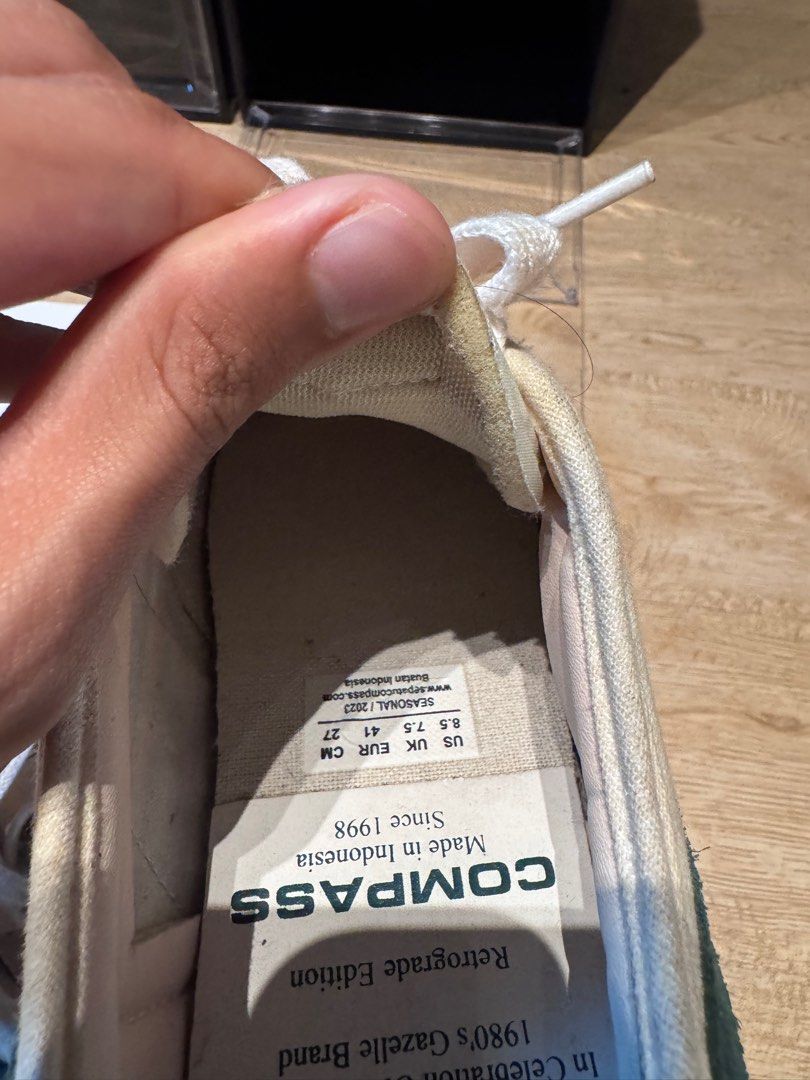 Compass (Category: Sneakers) located in Johor Bahru. Submitted by ____tengjz (Listing ID 1357863589, Image 3). Description: Fit uk8uk7.5. Baru pakai sekali dua beli kat jakarta. With box condition cun cuma berhabuk lama tak pakai.