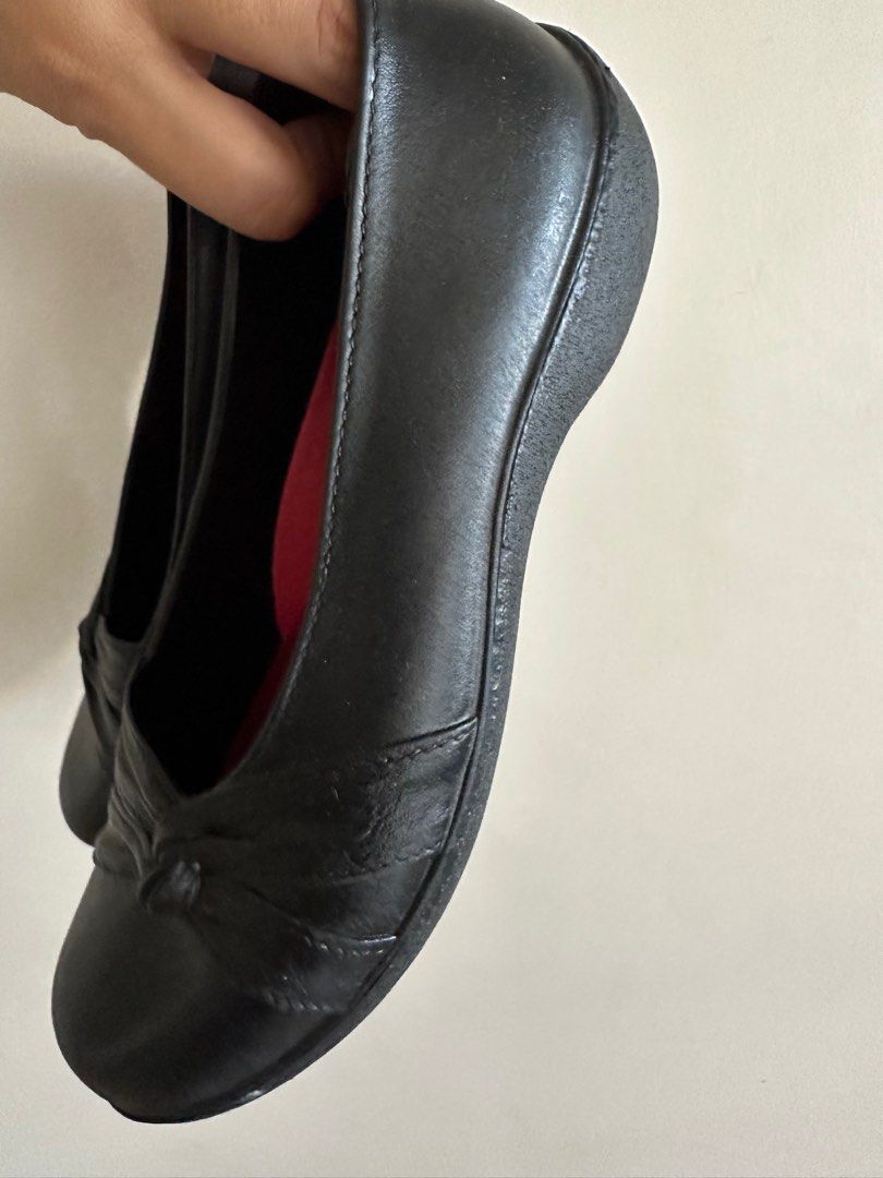 EasySoft Black Flats (Category: Flats & Sandals) located in Manila. Submitted by DeclutterShop (Listing ID 1357783762, Image 3). Description: East Soft Rubber Black Flats size 7.