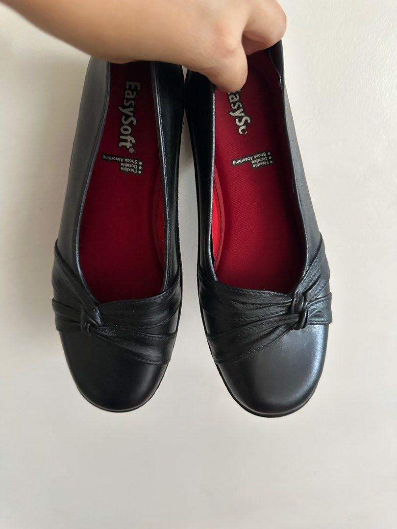 EasySoft Black Flats (Category: Flats & Sandals) located in Manila. Submitted by DeclutterShop (Listing ID 1357783762, Image 1). Description: East Soft Rubber Black Flats size 7.