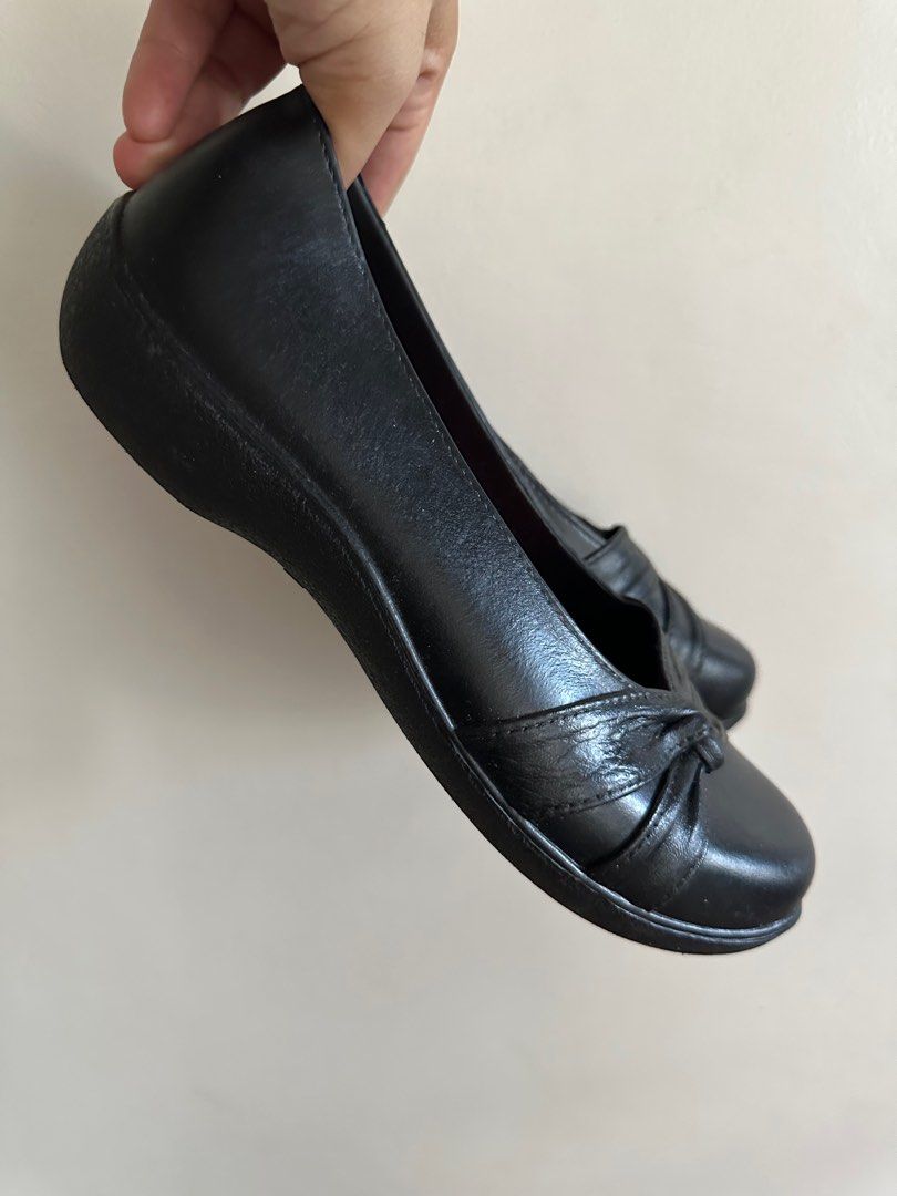 EasySoft Black Flats (Category: Flats & Sandals) located in Manila. Submitted by DeclutterShop (Listing ID 1357783762, Image 2). Description: East Soft Rubber Black Flats size 7.