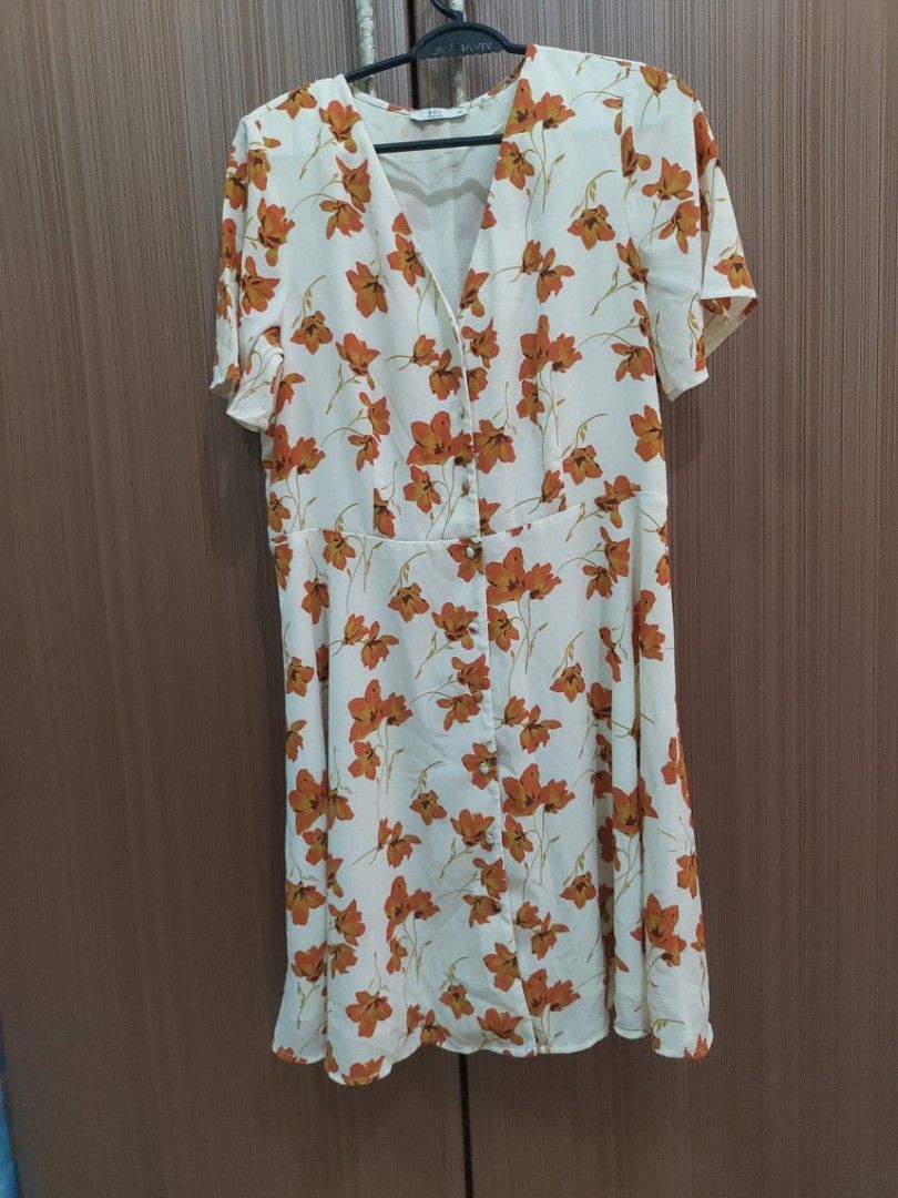 Esprit Printed Light Yellow Dress Size 40 (Category: Dresses) located in Taguig. Submitted by raninini (Listing ID 1357922252, Image 1). Description: Esprit EDC dress Worn once.