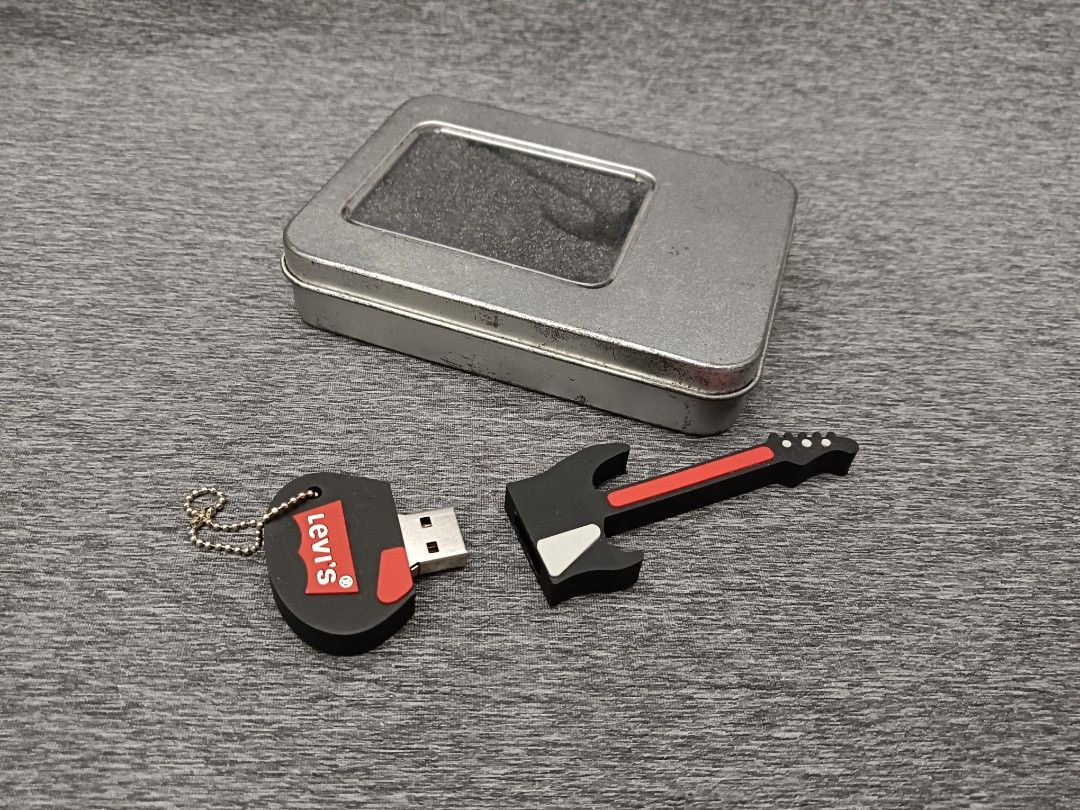 Levi's 吉他造型吊飾 內含 1G 隨身碟