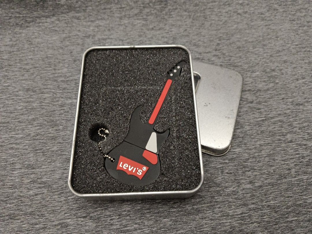 Levi's 吉他造型吊飾 內含 1G 隨身碟