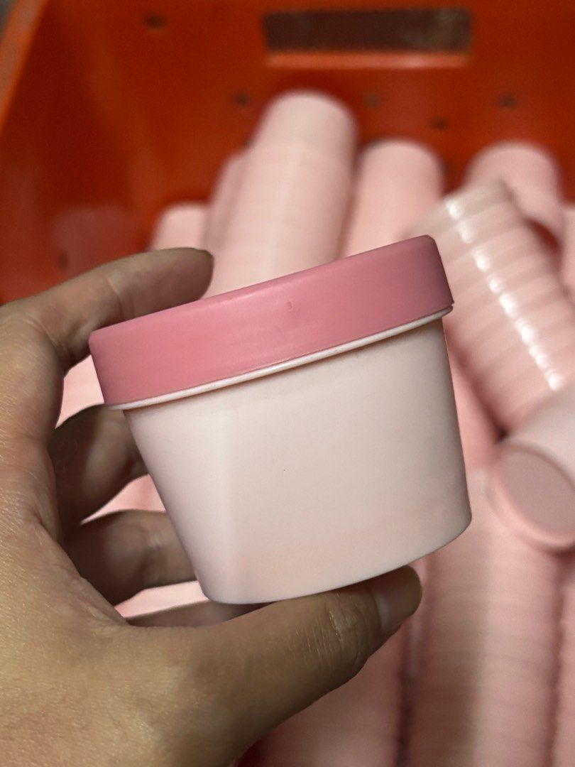 Lush jar packaging (Category: Bath) located in Valenzuela. Submitted by cbianx (Listing ID 1357863074, Image 2). Description: Declutter sale Brand new pero may alikabok dahil nastock kayo na po maglinis. May discount pa if 50 pcs and 100 pcs kunin. ***Bnew price tange 14-17 pesos (bulk) 100g Plastic Cosmetic Lush Jar Pink ● Screw top jar ● Comes with Inner Lid Specifications Color: Pink Size: 10.5mm x 22mm Net: 100g Material: Plastic.