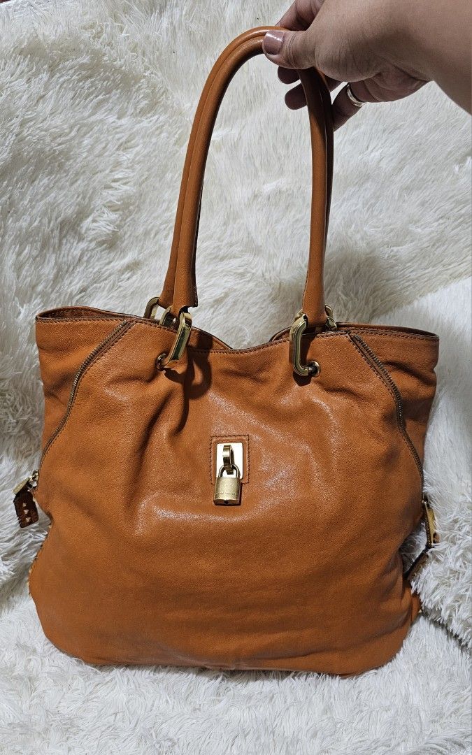 MARC JACOBS PARADISE AMBER TOTE (Category: Luxury Bags & Wallets) located in Bulacan. Submitted by misyeljane (Listing ID 1357866987, Image 1). Description: Authentic Marc Jacobs Paradise Amber Tote Large Size with minimal signs of usage. (See photos) riri under zip 9/10 Made in Italy PM for more Info..