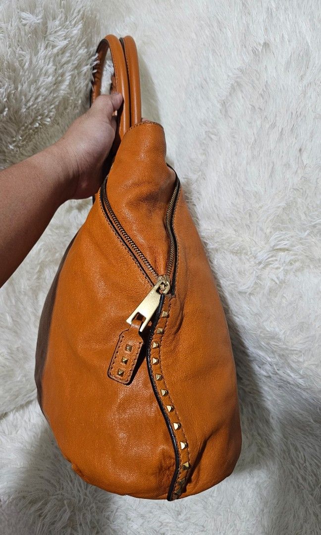 MARC JACOBS PARADISE AMBER TOTE (Category: Luxury Bags & Wallets) located in Bulacan. Submitted by misyeljane (Listing ID 1357866987, Image 3). Description: Authentic Marc Jacobs Paradise Amber Tote Large Size with minimal signs of usage. (See photos) riri under zip 9/10 Made in Italy PM for more Info..