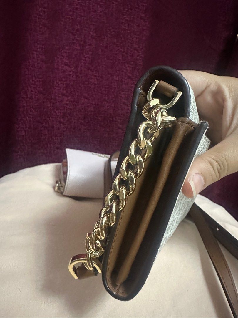 MK Sling Wallet‼️ (Category: Luxury Bags & Wallets) located in Caloocan City. Submitted by chengkhaii (Listing ID 1357896851, Image 3). Description: In very condition. No rubs and scratches. Very gold pa yung metal sling. No faded Original Price: 6,100.