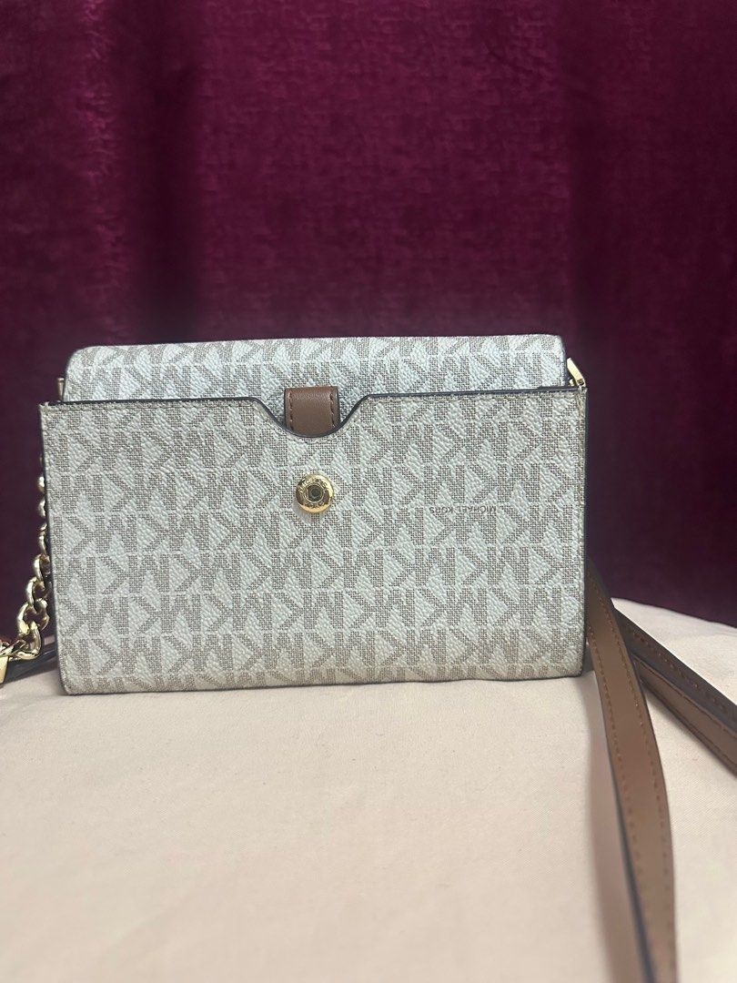 MK Sling Wallet‼️ (Category: Luxury Bags & Wallets) located in Caloocan City. Submitted by chengkhaii (Listing ID 1357896851, Image 2). Description: In very condition. No rubs and scratches. Very gold pa yung metal sling. No faded Original Price: 6,100.