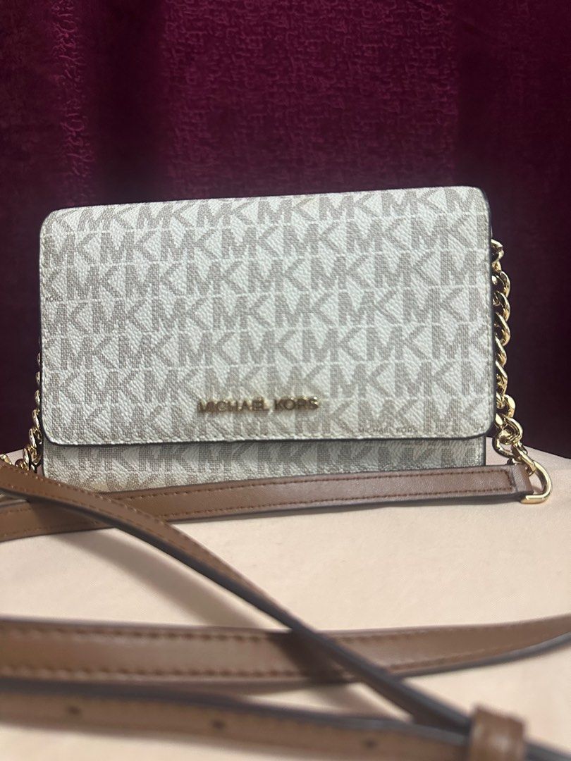 MK Sling Wallet‼️ (Category: Luxury Bags & Wallets) located in Caloocan City. Submitted by chengkhaii (Listing ID 1357896851, Image 1). Description: In very condition. No rubs and scratches. Very gold pa yung metal sling. No faded Original Price: 6,100.