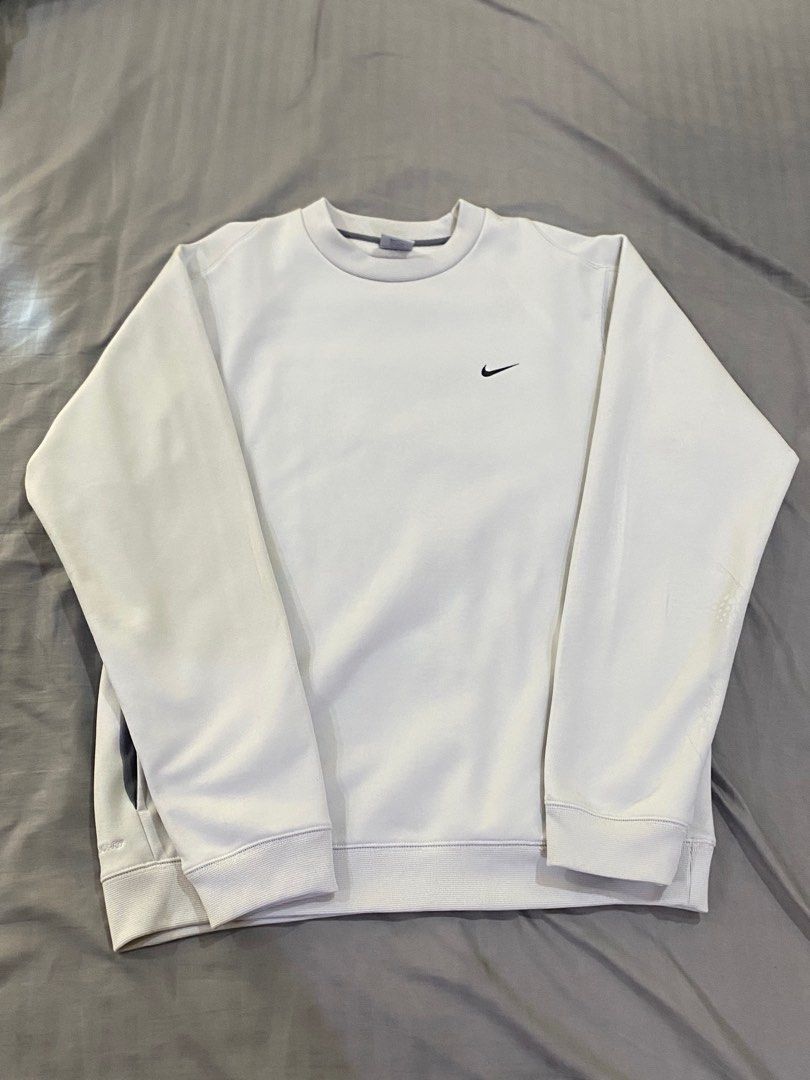 Nike Therma-fit Crewneck (Category: Coats, Jackets and Outerwear) located in Marikina City. Submitted by adrianrod (Listing ID 1357904545, Image 2). Description: Nike Therma-fit Crewneck L on Tag (22.5 x 27) No Issues (9.5/10 Condition) RFS: Not used anymore (Declutter) Selling for P 600 + sf Grab/Lalamove only.