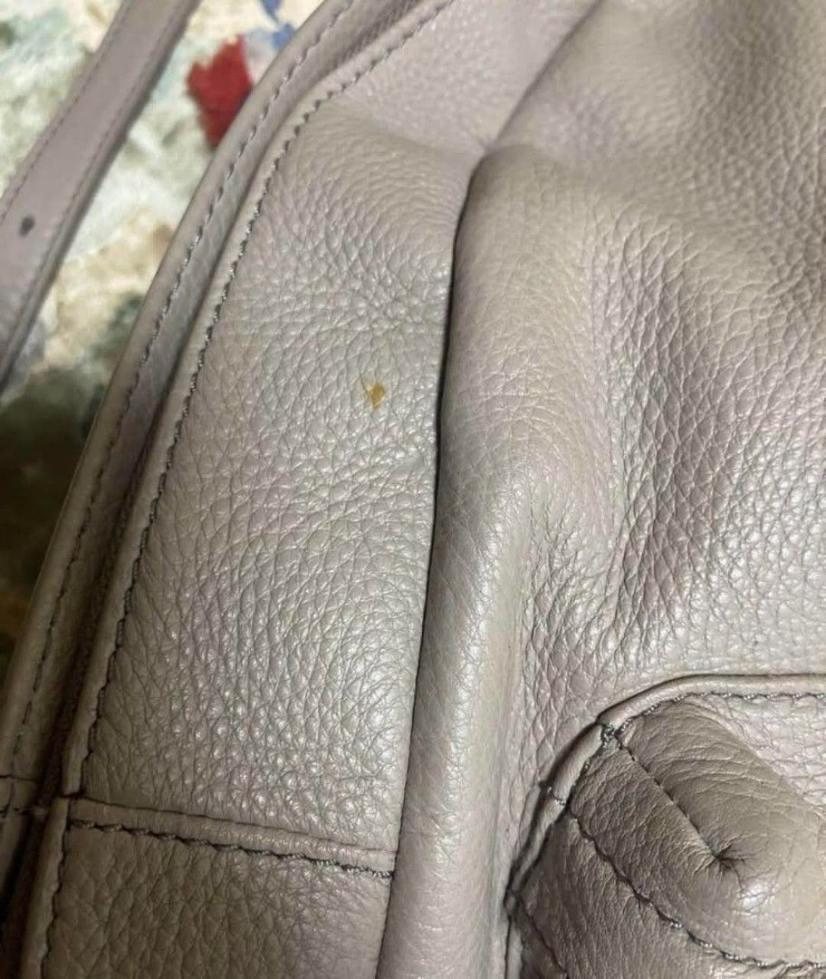 Original Tory (Category: Luxury Bags & Wallets) located in Bulacan. Submitted by vintage_purge (Listing ID 1357786104, Image 2). Description: tory 5300php there are some small stains please check the photos lets make reading a habit please ask us before proceeding into transactions we cater to those who understands preloved items first to pay gets the item settle for original at a very affordable price all are decluttered items of people living i