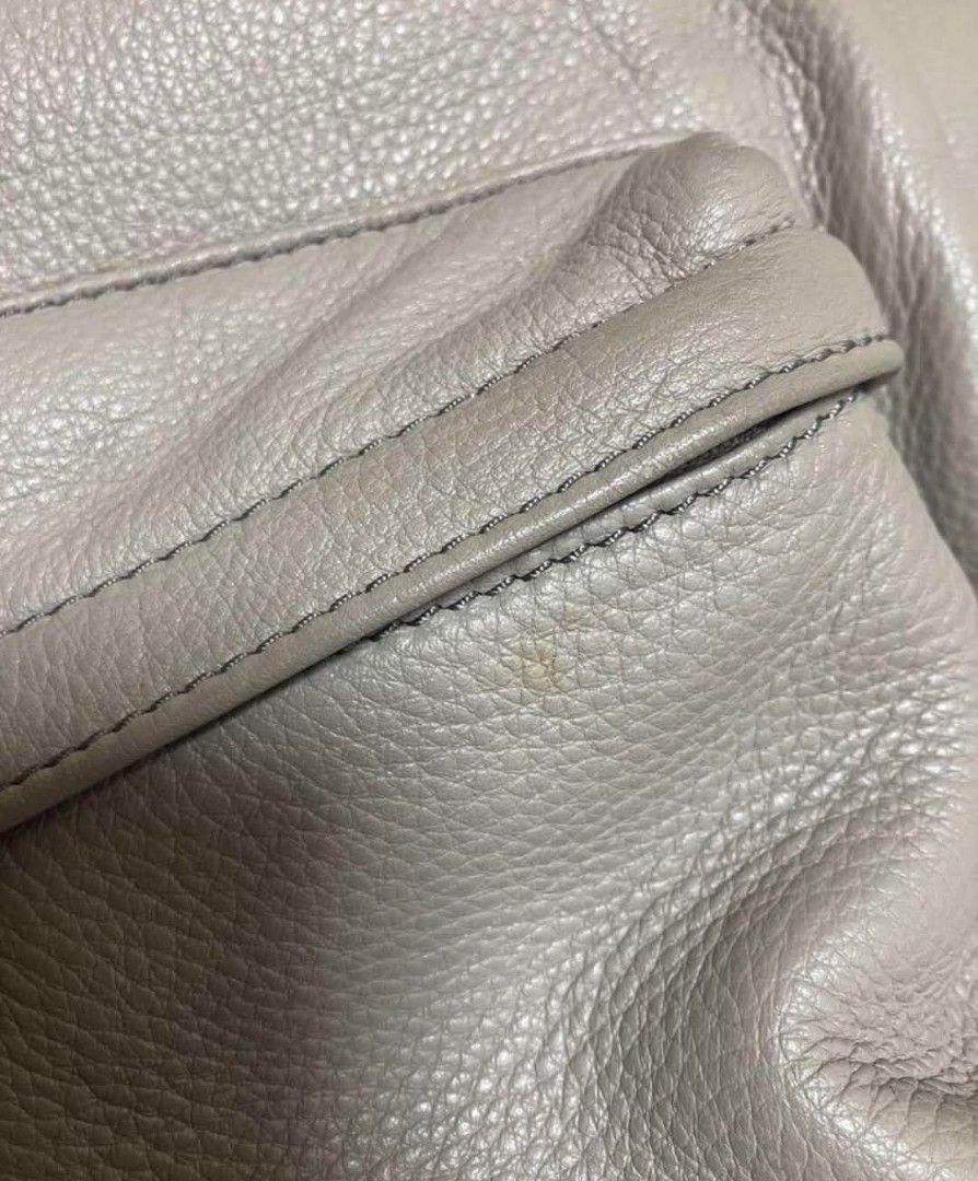 Original Tory (Category: Luxury Bags & Wallets) located in Bulacan. Submitted by vintage_purge (Listing ID 1357786104, Image 3). Description: tory 5300php there are some small stains please check the photos lets make reading a habit please ask us before proceeding into transactions we cater to those who understands preloved items first to pay gets the item settle for original at a very affordable price all are decluttered items of people living i