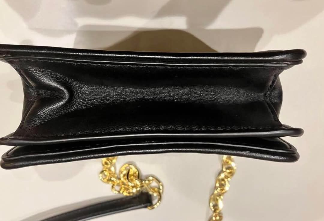 Original Tory (Category: Luxury Bags & Wallets) located in Bulacan. Submitted by vintage_purge (Listing ID 1357851945, Image 3). Description: tory 6300php - Strap type: Chain strap - Design: Quilted design - Logo: Embossed logo - Size: 11×15×5.5 inches lets make reading a habit please ask us before proceeding into transactions we cater to those who understands preloved items first to pay gets the item settle for original at a very affordable pric