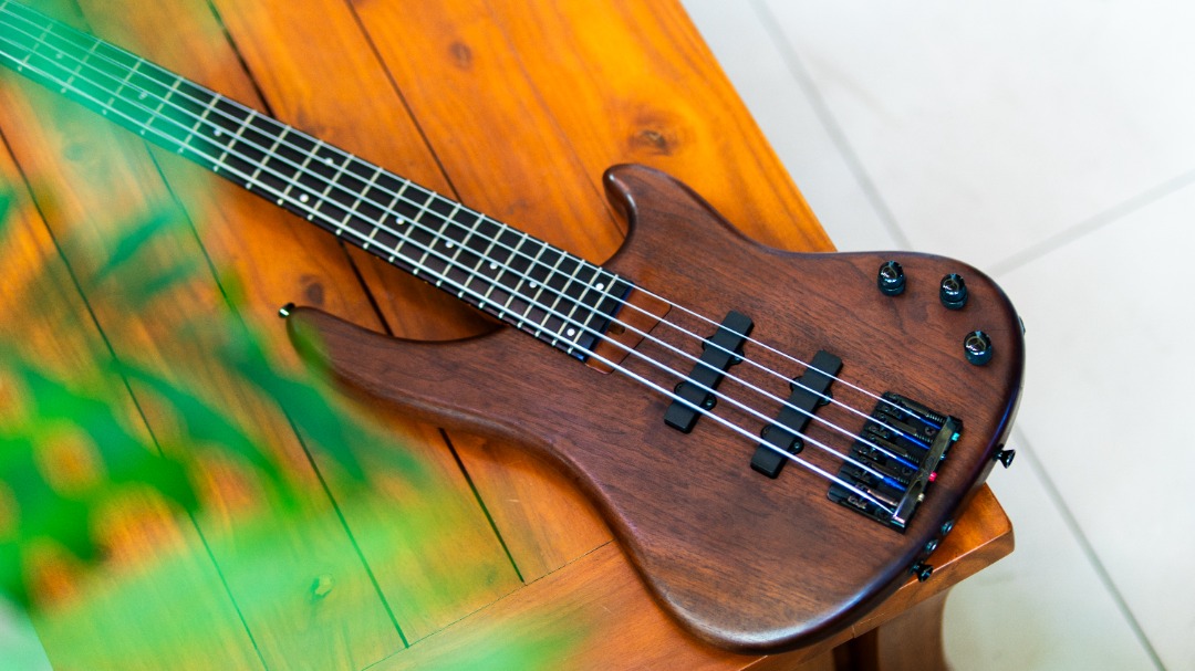 ベース P-PROJECT PUM-5 Tovicii