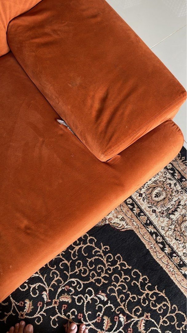 Sofas anti scratch (Category: Sofas) located in Shah Alam. Submitted by asmadalia (Listing ID 1357845496, Image 3). Description: Salam. Sofa to let go. Age : 3 years Brand : More Design / anti scratch / RM2599 Price to let go : RM500 (Own transport & handler) P/S: kaki empat2 dah patah, tepi ada koyak sikit. Sofa masih kukuh. Reason nak let go we are moving soon. .