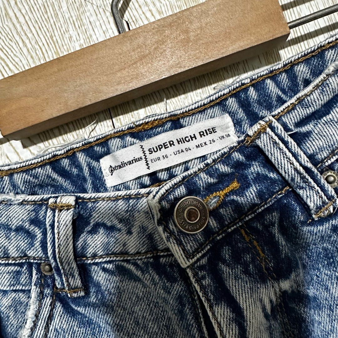 Stradivarius shorts (Category: Shorts) located in Las Pinas. Submitted by apdeclutter (Listing ID 1357944438, Image 3). Description: High rise shorts W 26 L 12”.