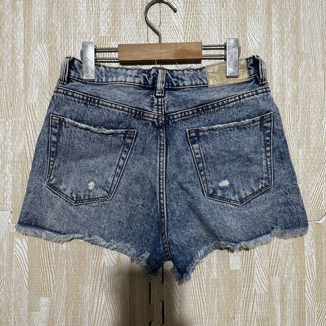 Stradivarius shorts (Category: Shorts) located in Las Pinas. Submitted by apdeclutter (Listing ID 1357944438, Image 2). Description: High rise shorts W 26 L 12”.