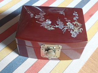 Vintage Korean Jewelry  Lacquare inlaid box abalone shell mother of pearl lovebird motif