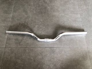 thumbnail interactive-video image 1 of Red Alloy 25.4mm Riser Handlebar For Fixie / Single Speed Road Bike - 620mm Wide - BAR3135 1 of 3