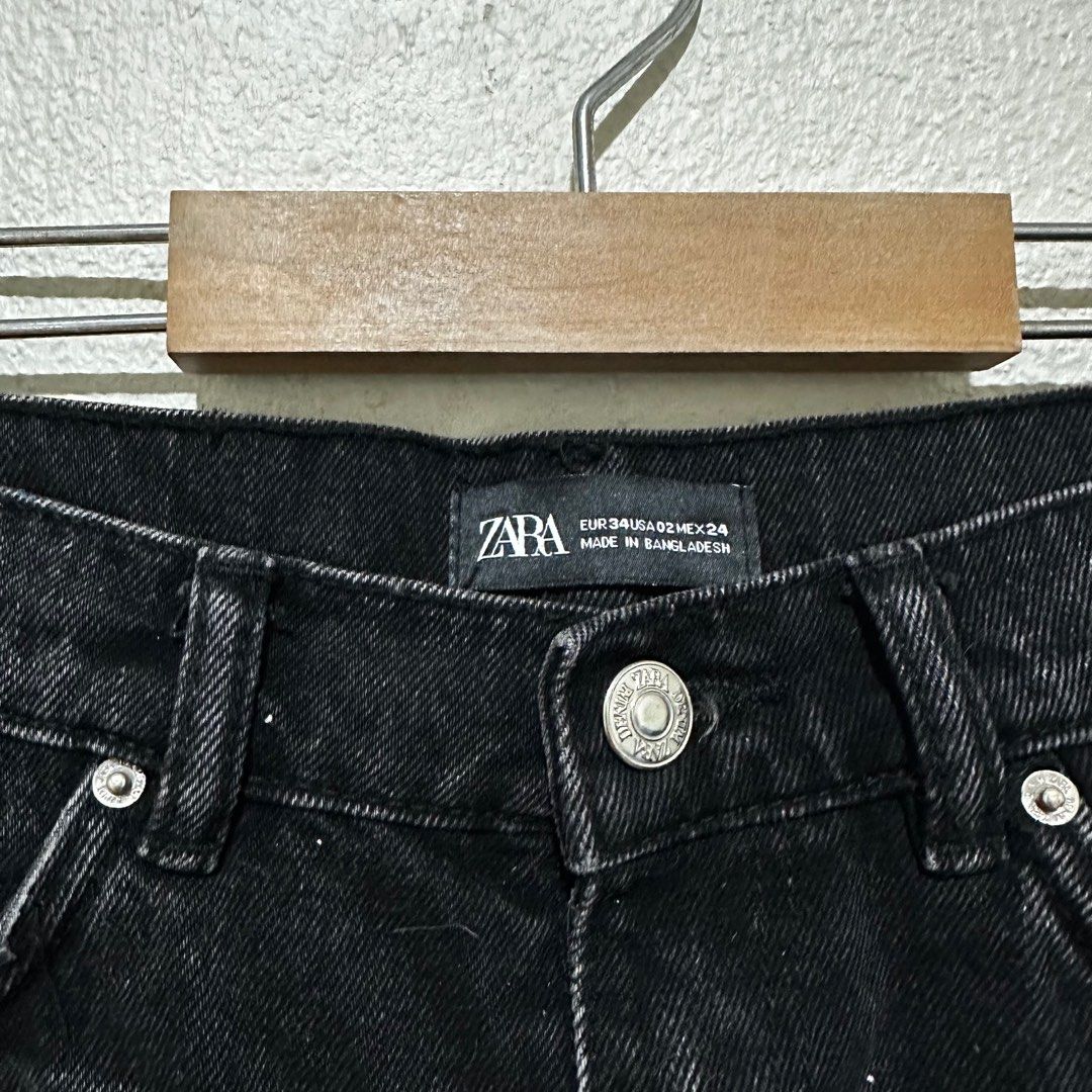Zara black shorts (Category: Shorts) located in Las Pinas. Submitted by apdeclutter (Listing ID 1357940135, Image 3). Description: W 26 L 10.5 .
