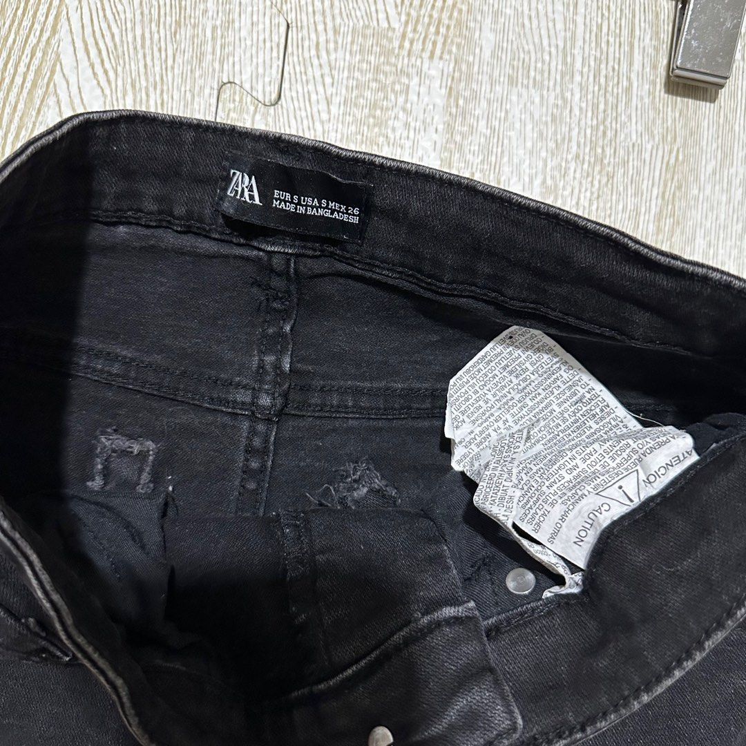 Zara black skirt (Category: Skirts) located in Las Pinas. Submitted by apdeclutter (Listing ID 1357950820, Image 3). Description: W 26 - 28 (stretchable) L 16” .