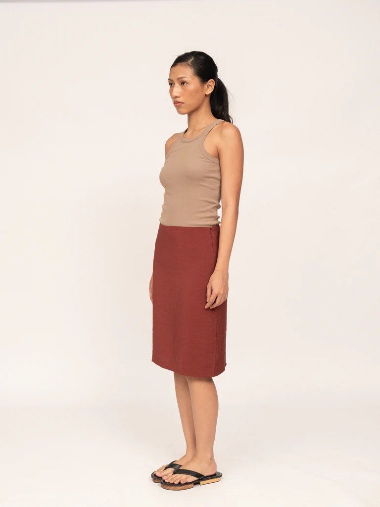 Apara knee length skirt (Category: Skirts) located in Quezon City. Submitted by 029399 (Listing ID 1358070310, Image 1). Description: Apara knee length skirt in Red Never used No issues.