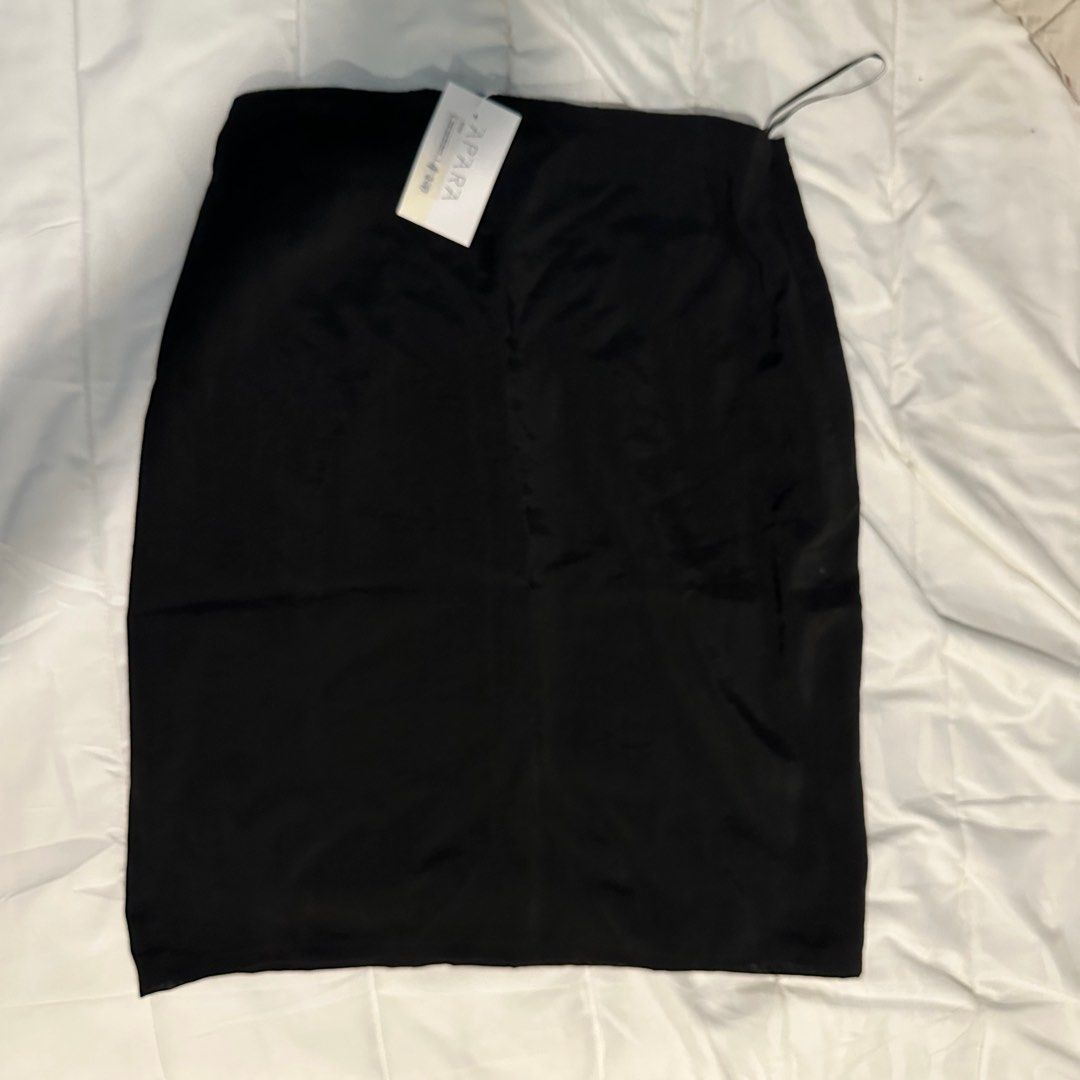 Apara knee length skirt (Category: Skirts) located in Quezon City. Submitted by 029399 (Listing ID 1358070476, Image 2). Description: Brand new with tag Never used No issues .