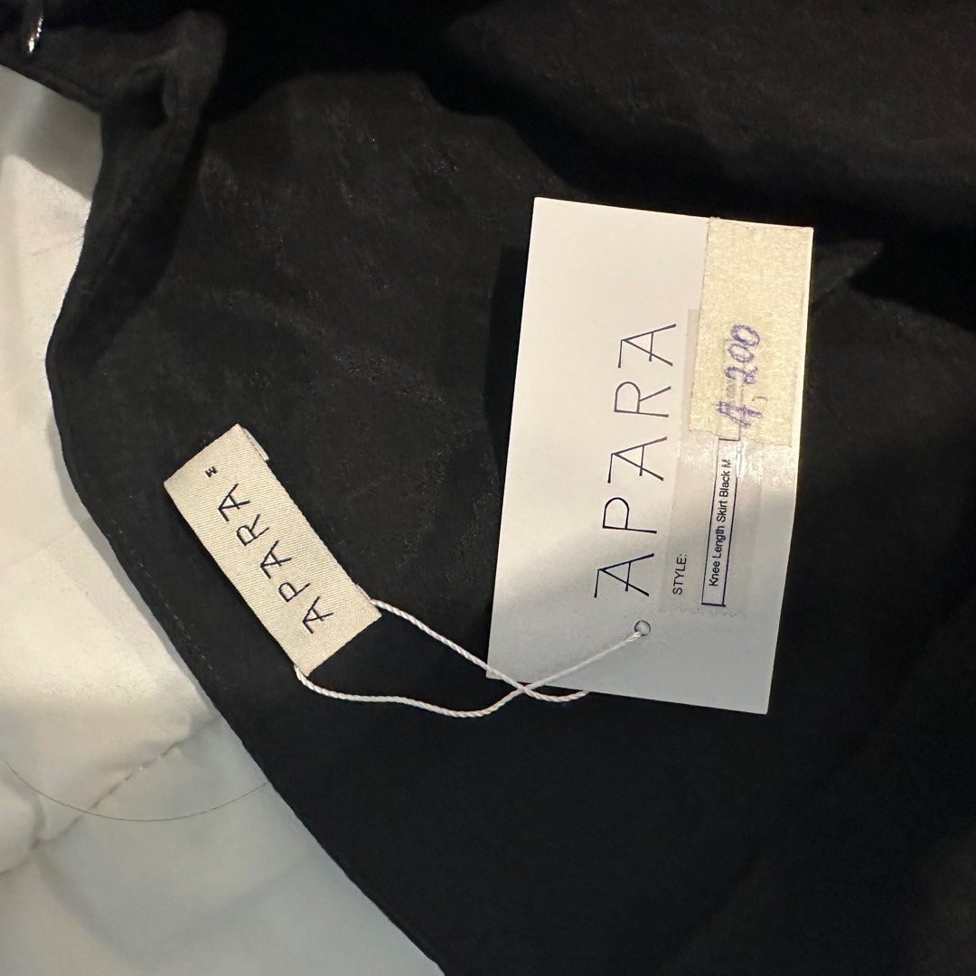 Apara knee length skirt (Category: Skirts) located in Quezon City. Submitted by 029399 (Listing ID 1358070476, Image 3). Description: Brand new with tag Never used No issues .