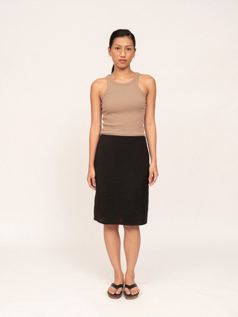 Apara knee length skirt (Category: Skirts) located in Quezon City. Submitted by 029399 (Listing ID 1358070476, Image 1). Description: Brand new with tag Never used No issues .