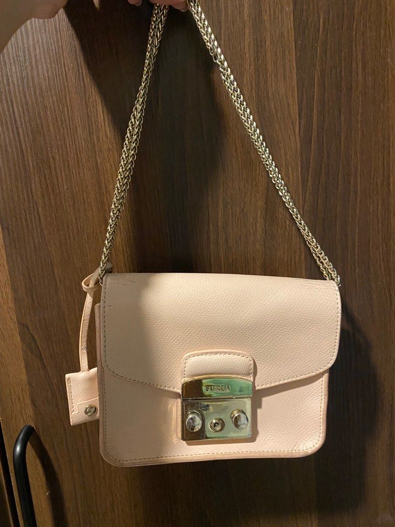 AUTH FURLA BAG BABY PINK (Category: Luxury Bags & Wallets) located in Davao. Submitted by joeypotter007 (Listing ID 1358140885, Image 1). Description: can be sling or shoulder bag!.