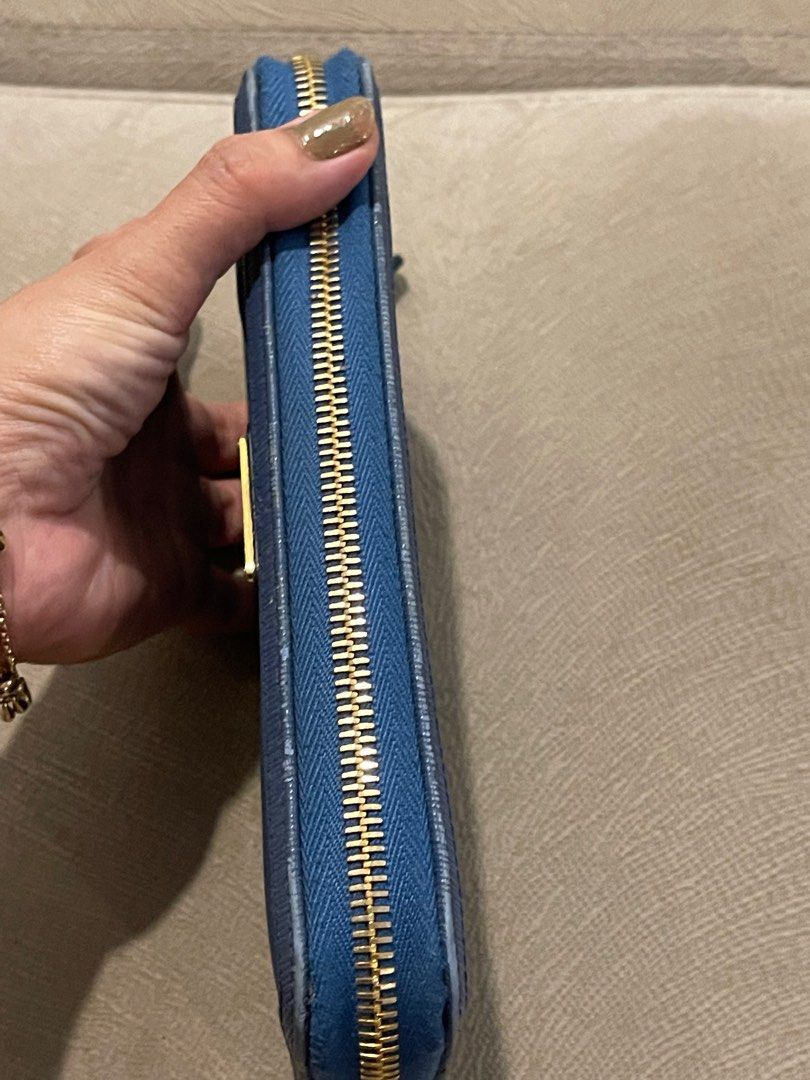 Authentic Prada Wallet (Category: Luxury Bags & Wallets) located in Manila. Submitted by freshlemon58885 (Listing ID 1358034782, Image 3). Description: Issue please refer to the photos .