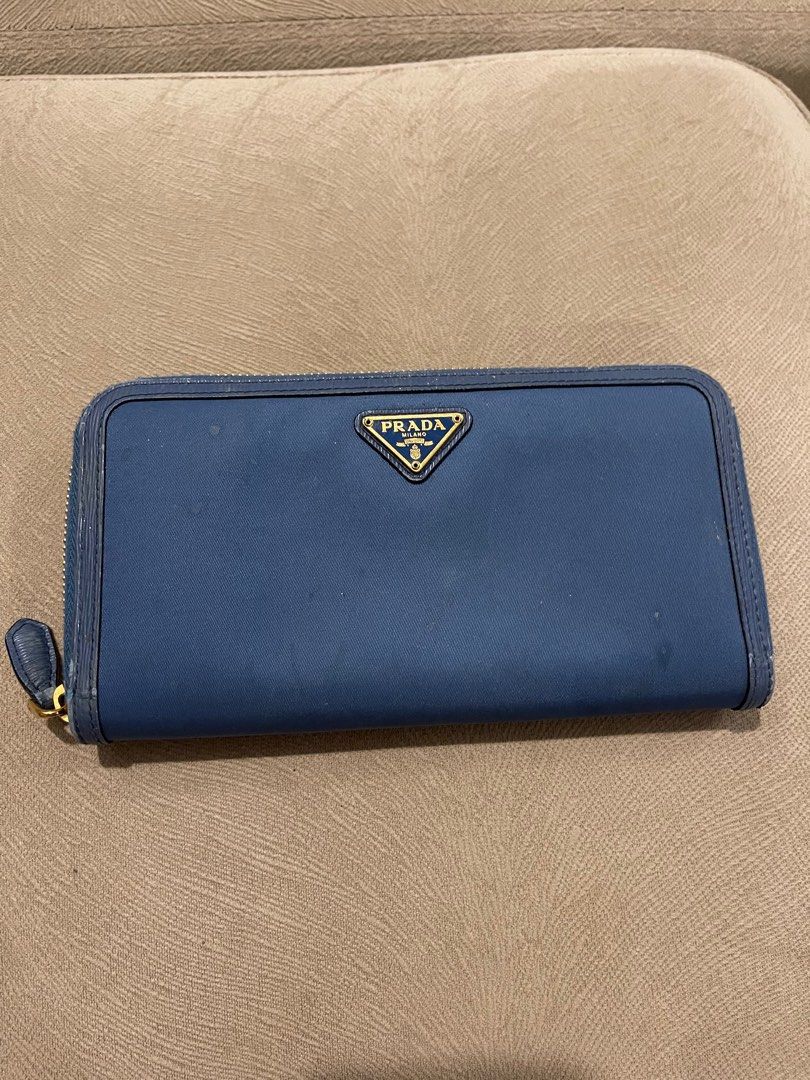 Authentic Prada Wallet (Category: Luxury Bags & Wallets) located in Manila. Submitted by freshlemon58885 (Listing ID 1358034782, Image 1). Description: Issue please refer to the photos .