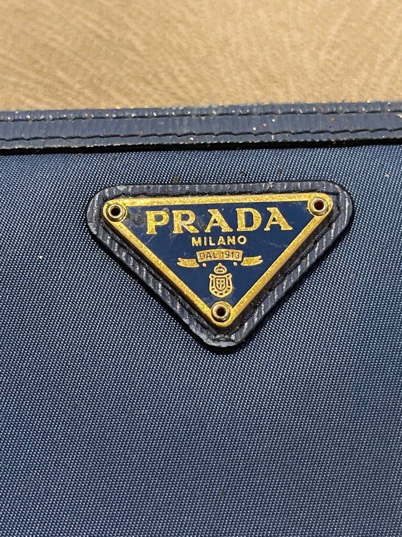 Authentic Prada Wallet (Category: Luxury Bags & Wallets) located in Manila. Submitted by freshlemon58885 (Listing ID 1358034782, Image 2). Description: Issue please refer to the photos .