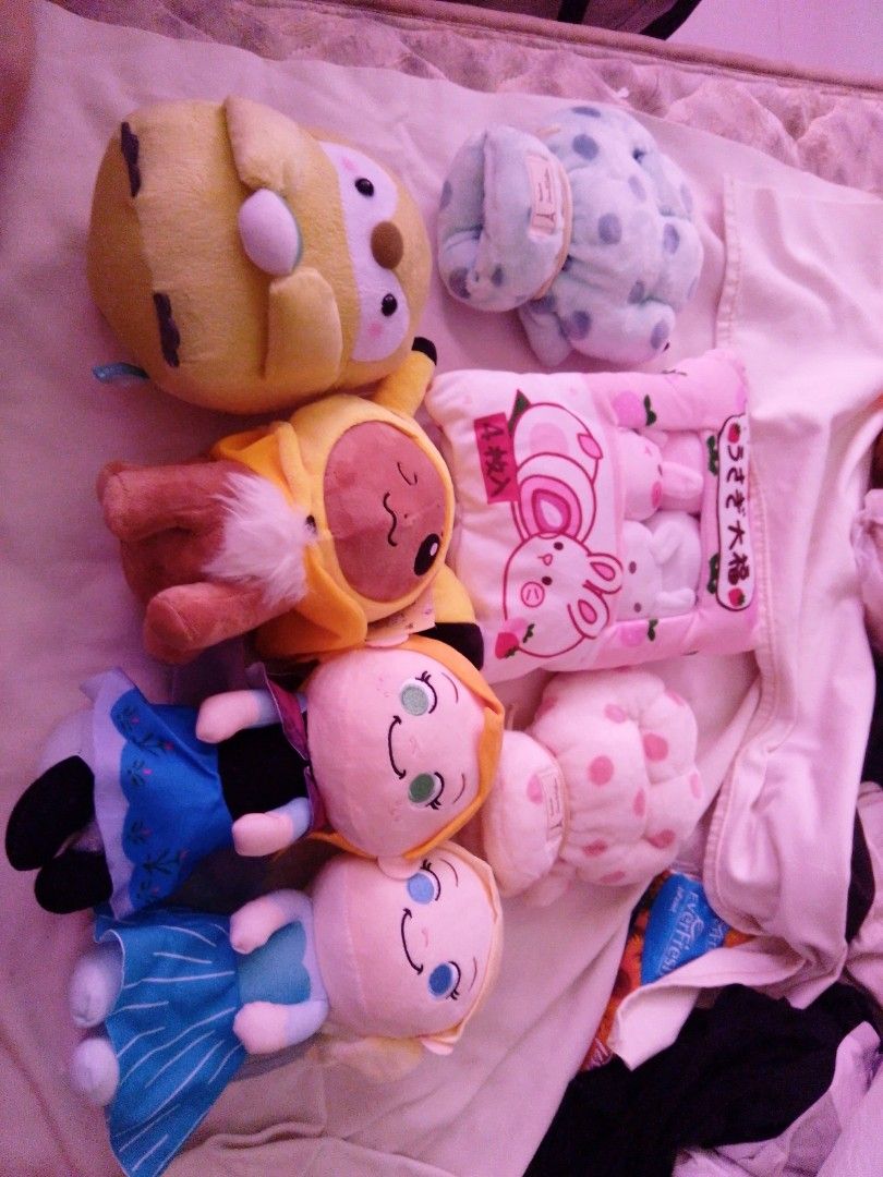 Bundle set only (Category: Everything Else) located in Singapore. Submitted by StarUltra (Listing ID 1358063222, Image 1). Description: selling as bundle set , from claw machines ,brand new. price is cheaper than I caught it.meet only at my block.