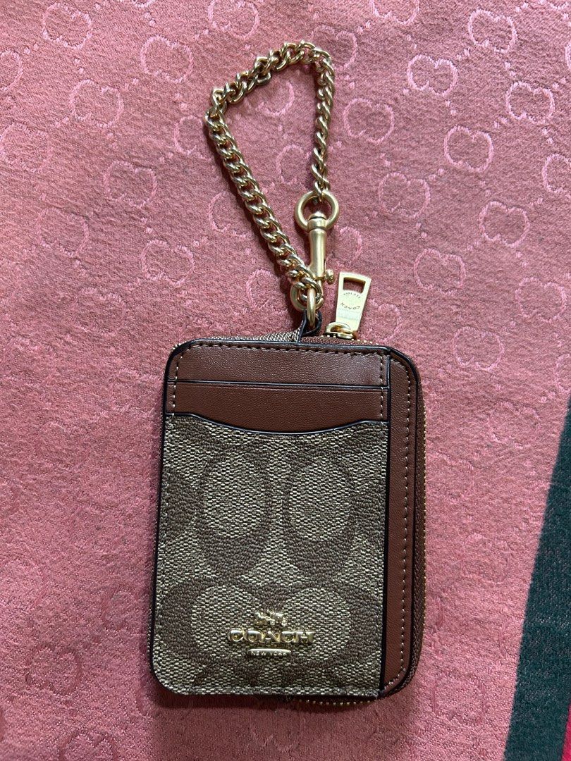 Coach Zip Card Case (Category: Luxury Bags & Wallets) located in Pasay City. Submitted by jhokz5683 (Listing ID 1358052904, Image 1). Description: Coach Zip Card Case Color: Signature Brown Not OG Made from Vietnam .