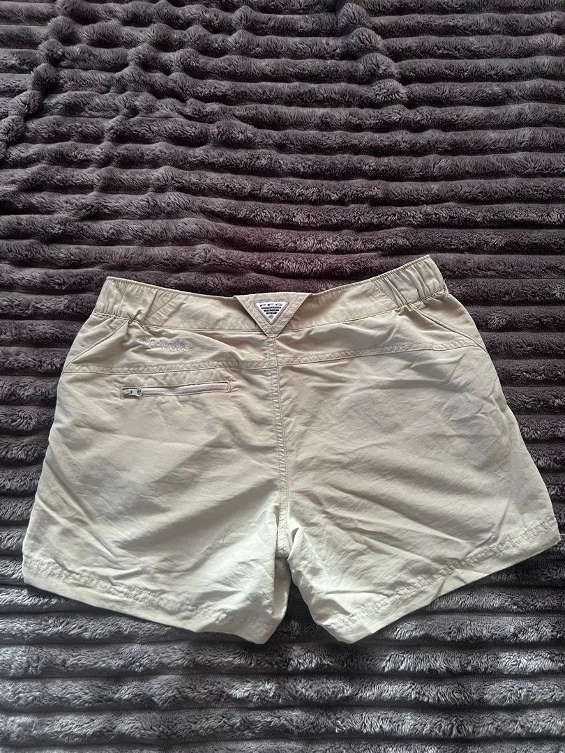 Columbia PFG shorts wmns (Category: Shorts) located in San Isidro. Submitted by icl0set (Listing ID 1358057147, Image 2). Description: Columbia PFG shorts Size M W32 L 13. womens Khaki excellent condition 10/10 color rate .