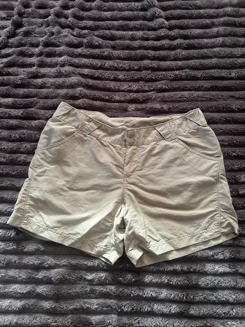 Columbia PFG shorts wmns (Category: Shorts) located in San Isidro. Submitted by icl0set (Listing ID 1358057147, Image 1). Description: Columbia PFG shorts Size M W32 L 13. womens Khaki excellent condition 10/10 color rate .