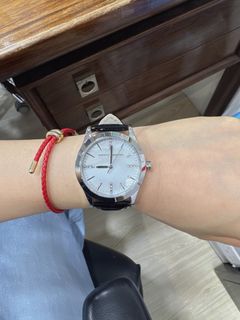 FRENCH CONNECTION 手錶貝殼🐚表面，水鑽，真皮，執笠價清199🤩🤩買皮帶都吾止呢個價，正價2千幾🙈🙈64241280168450110