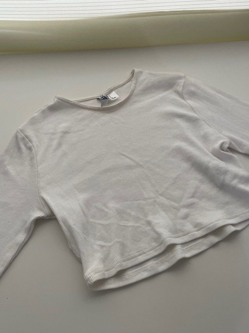 H&M Ribbed Crop Longsleeves (Category: Longsleeves) located in Manila. Submitted by kayesells_ (Listing ID 1358061270, Image 2). Description: preloved (manage your expectations) no when worn! firm price, won’t entertain lowballers mod: jnt or lalamove loc: sampaloc, manila mod: gcash or bpi.