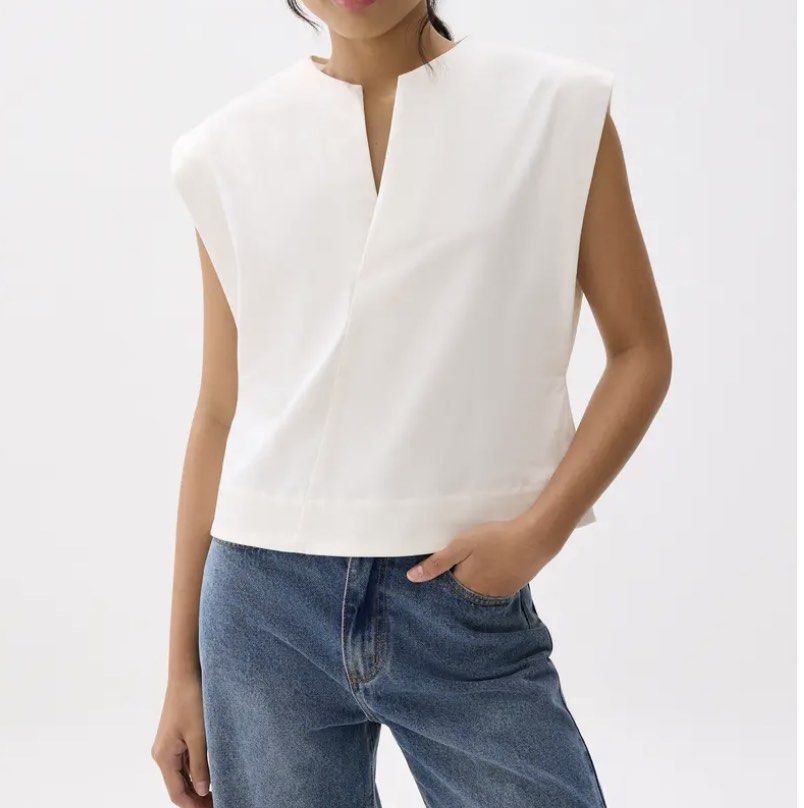 Love Bonito - Melati Cotton Boxy Shell Top (Category: Blouses) located in Davao. Submitted by thrsedeclutter (Listing ID 1358006437, Image 1). Description: Love Bonito - Melati Cotton Boxy Shell Top Size: XXS Sf c/o buyer.