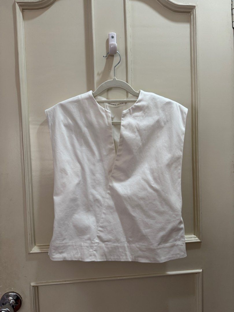 Love Bonito - Melati Cotton Boxy Shell Top (Category: Blouses) located in Davao. Submitted by thrsedeclutter (Listing ID 1358006437, Image 3). Description: Love Bonito - Melati Cotton Boxy Shell Top Size: XXS Sf c/o buyer.