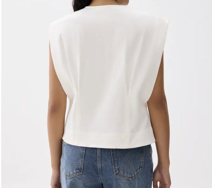 Love Bonito - Melati Cotton Boxy Shell Top (Category: Blouses) located in Davao. Submitted by thrsedeclutter (Listing ID 1358006437, Image 2). Description: Love Bonito - Melati Cotton Boxy Shell Top Size: XXS Sf c/o buyer.