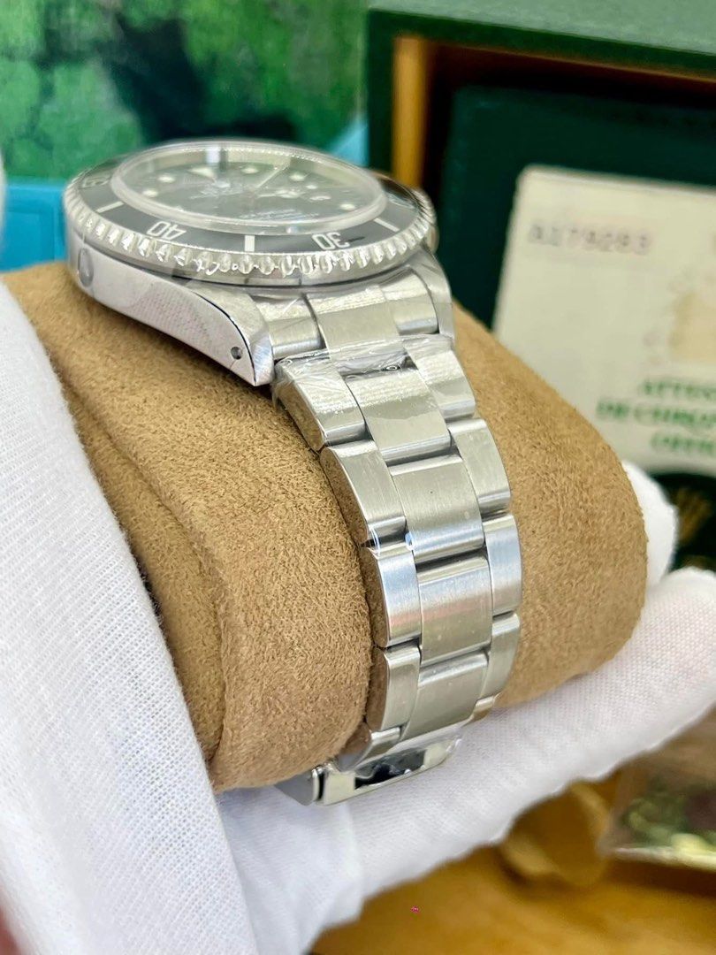 rolex (Category: Luxury Watches) located in Cabanatuan. Submitted by albertgonzales27 (Listing ID 1358042661, Image 3). Description: Sea Dweller 4000 Reference 16600 1999 year model, Foreign AD 40mm case size Pre ceramic model “Swiss” only dial / Luminova luminescence Complete Serviced by Yourtime year 2020 Worry free ownership 9.3/10 mint condition Full set w / serviced receipt Trades accepted up or down P498,000 only.