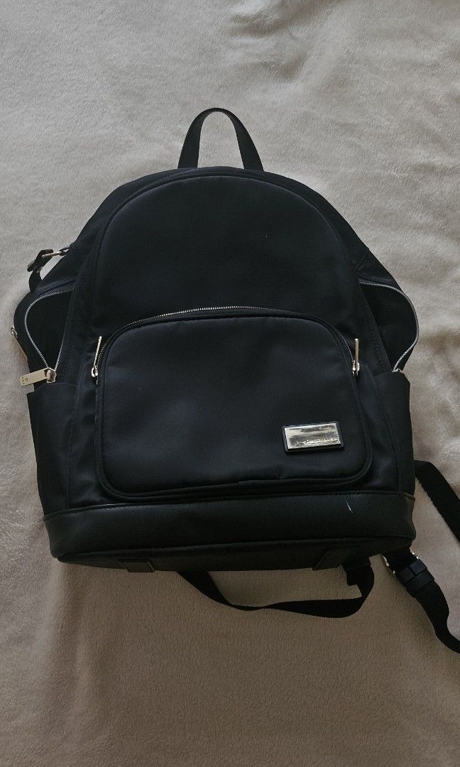 Samsonite Red Nylon Backpack (Category: Laptop Bags & Sleeves) located in Quezon City. Submitted by 88jellyfish88 (Listing ID 1357972277, Image 1). Description: Purchased for about PHP 9,000.00 in Changi airport last November 2023. Been one of my everyday bags hence the scratches on hardware. But still in really good condition. 💶 Gcash/bank transfer 📍QC 🚚 Grab/Lalamove.