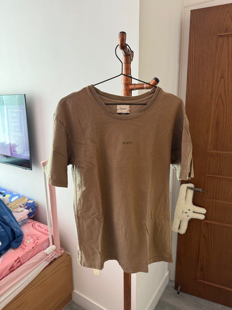 wtaps tee （分類：T-shirt、恤衫、有領衫）位於 Hong Kong。 由 atm1314 提交（商品編號 1358030439，圖片 3）。簡介： 有着用痕跡 因為依家唔啱着 平放 有興趣可再俾Detail圖同度實際尺寸 多買可再。