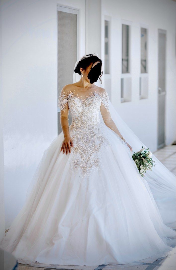 Zharies Wedding gown (Category: Evening dresses & gowns) located in Biliran. Submitted by gesta (Listing ID 1357466866, Image 1). Description: -Free 1st and 2nd Viel -free peticot -for reference, im 5ft at mejo mahaba pa but ok lang kc may petticoat, d maaapakan. -fits to size XS-M kasi Corset type sya.(when zharies took my measurements, my waistline was 24, but after two months natapos ung gown,tumaba ako, naging 27 waistline ko.😅 but kumasya p