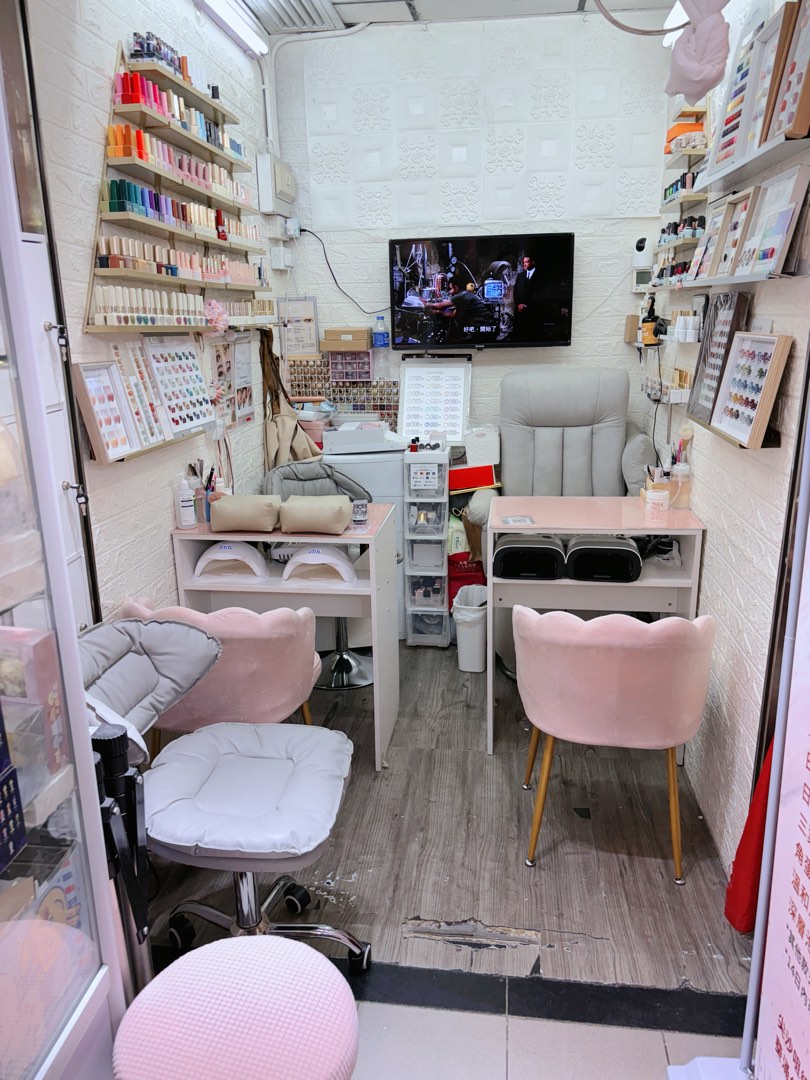 Nail table for rent at Kwai Fong Kwai Chung Plaza, available for daily or monthly rental634384325044501123